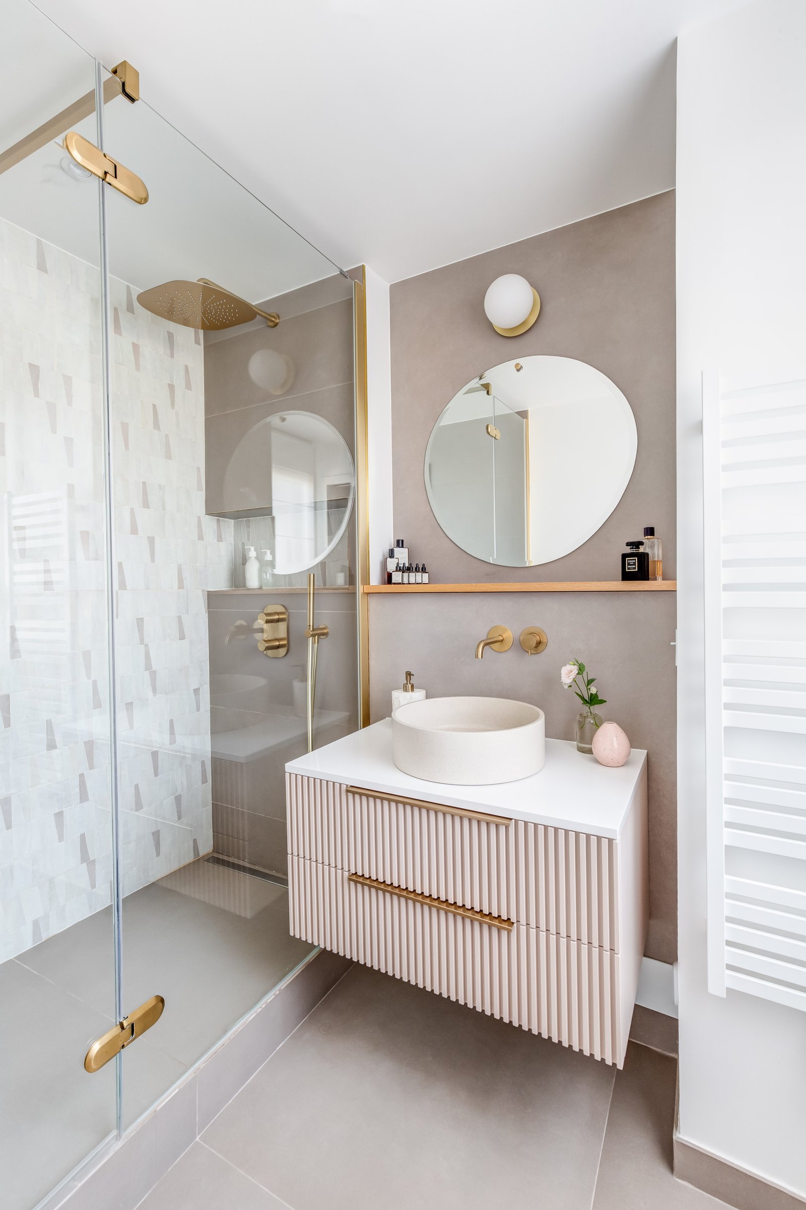 Balcony laundry cabinet in UV-resistant finish