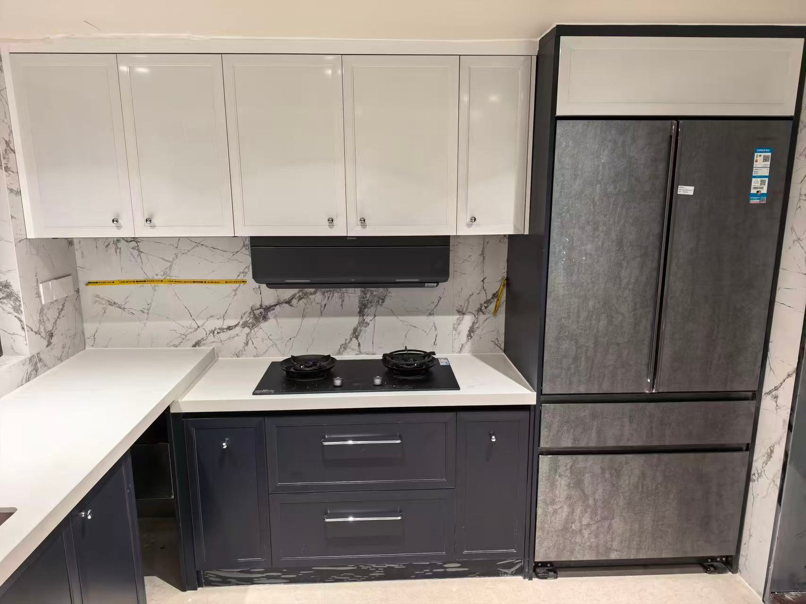 Upper kitchen cabinet with stainless steel inner box