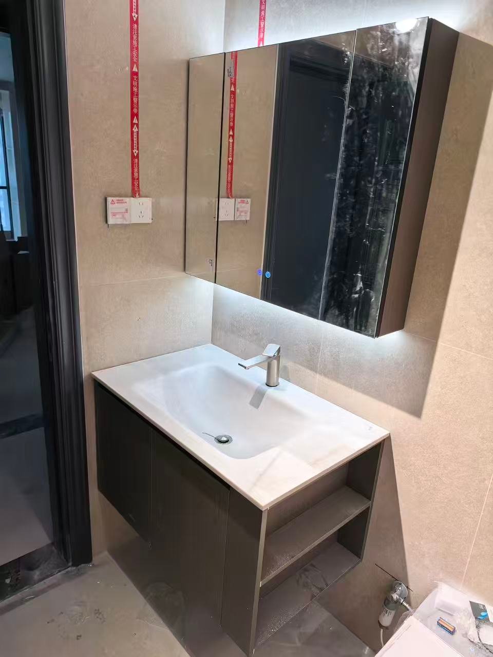Wall-mounted floating bathroom vanity with mirror cabinet